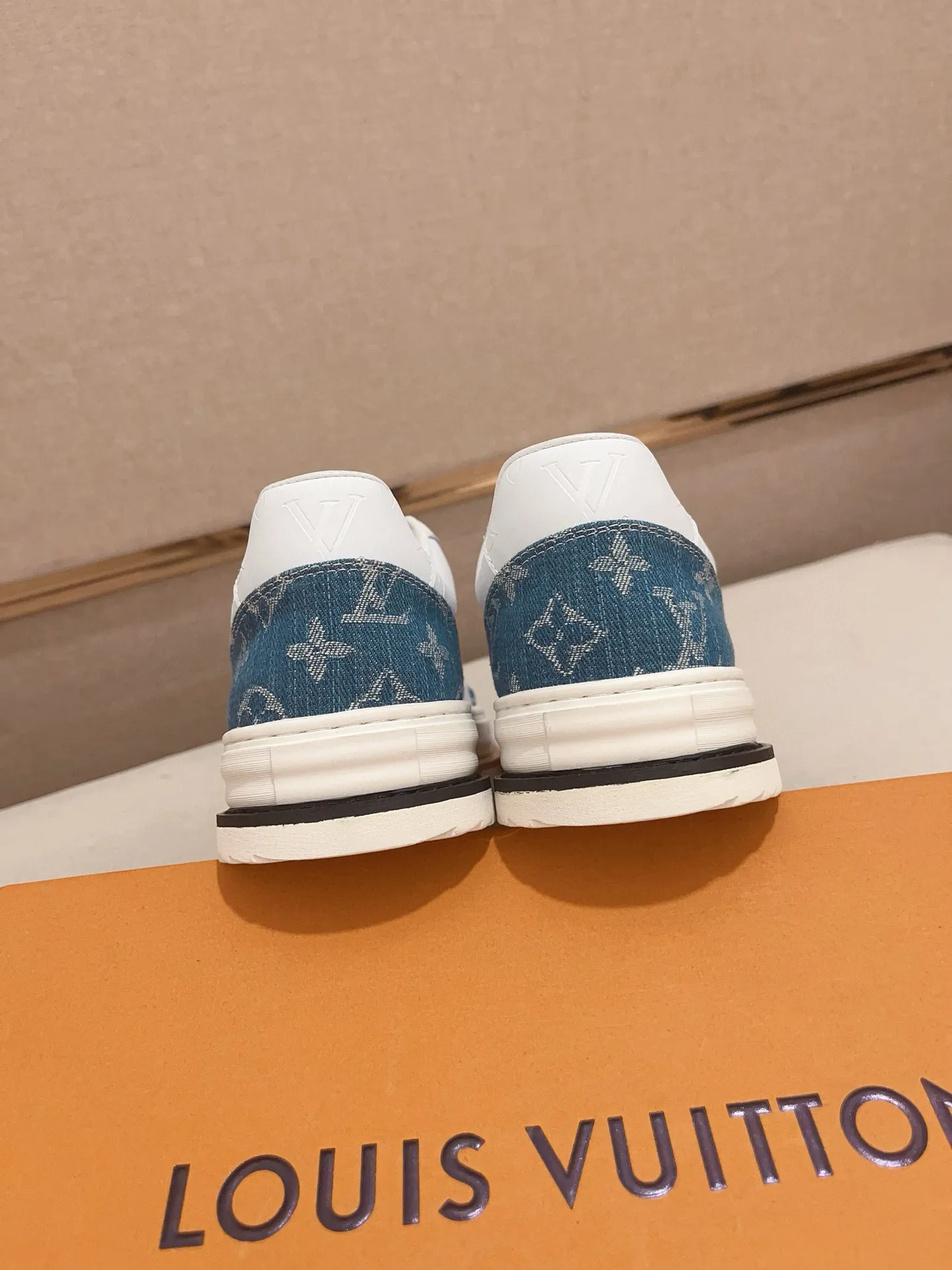 Men's shoes💰 400💰Louis Vuitton (Louis Vuitton/LV) top 🔍🔍 new models are on sale at the same time, the upper 🇮🇹 imported first-layer cowhide from Italy, fully imported sheepskin lining 💪💪, completely 1⃣️ to 1 ⃣️Re-engraved🇮🇹💪💪, ⚠Sole: The original sole is specially provided by the original factory, the exclusive movable molded sole is super comfortable, ⚠The original factory follows the order, 🔍🔍high quality, you can enter and exit the counter at will, welcome to compare⚠. Code number: 38-44. Can be customized for 45 non-refundable!